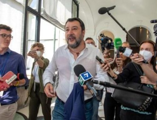 Lega, Salvini “Se volete far politica senza attacchi fate tessera Pd”